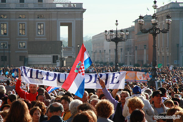 Des représentants de Medjugorje place Saint Pierre