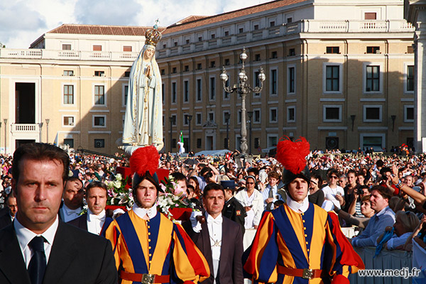 La statue de Notre Dame de Fatima arrive place Saint Pierre.