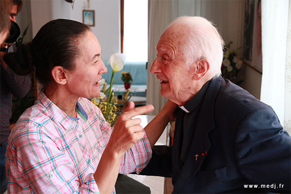 Le Père Laurentin avec la voyante Vicka